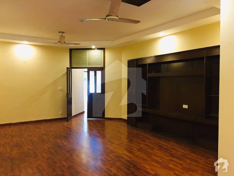 Near Main Road And Commercial Market Kanal Bungalow For Rent