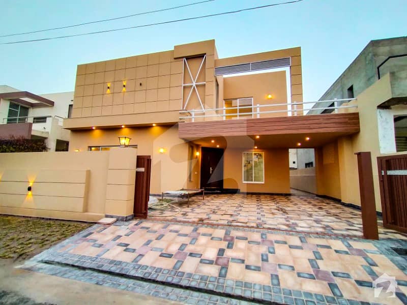 16 Marla Luxurious Bungalow For Sale