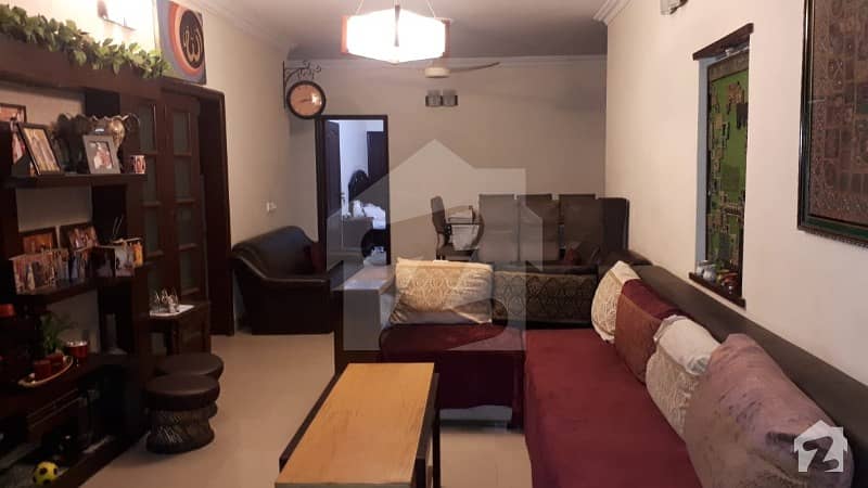 کلفٹن ۔ بلاک 4 کلفٹن کراچی میں 5 کمروں کا 11 مرلہ فلیٹ 4.75 کروڑ میں برائے فروخت۔