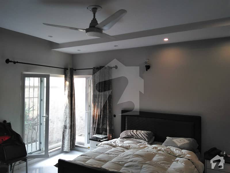 عابد مجید روڈ کینٹ لاہور میں 4 کمروں کا 16 مرلہ مکان 6.45 کروڑ میں برائے فروخت۔