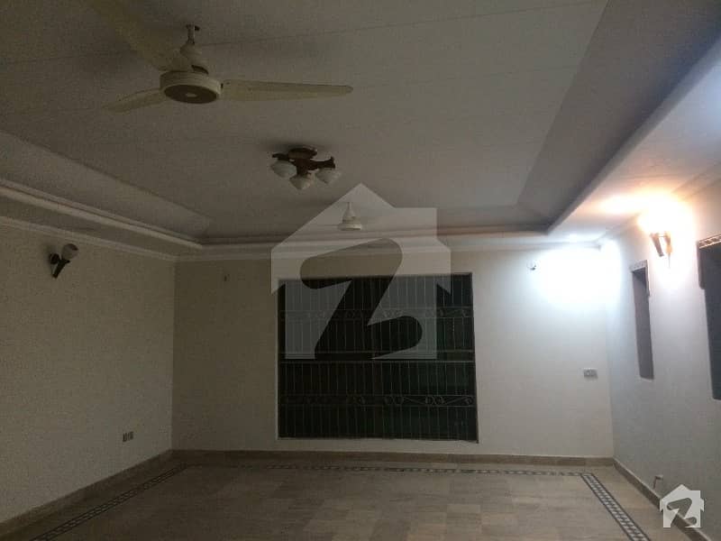 جوہر ٹاؤن لاہور میں 5 کمروں کا 1 کنال مکان 1.4 لاکھ میں کرایہ پر دستیاب ہے۔