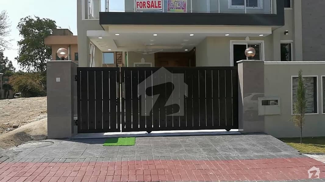 بحریہ ٹاؤن فیز 2 بحریہ ٹاؤن راولپنڈی راولپنڈی میں 5 کمروں کا 10 مرلہ مکان 2.8 کروڑ میں برائے فروخت۔