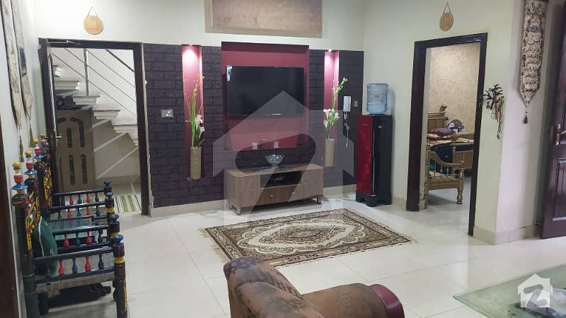 مدینہ ٹاؤن فیصل آباد میں 5 کمروں کا 10 مرلہ مکان 3.5 کروڑ میں برائے فروخت۔