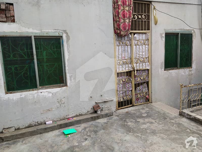 غازی روڈ کینٹ لاہور میں 2 کمروں کا 4 مرلہ بالائی پورشن 14 ہزار میں کرایہ پر دستیاب ہے۔