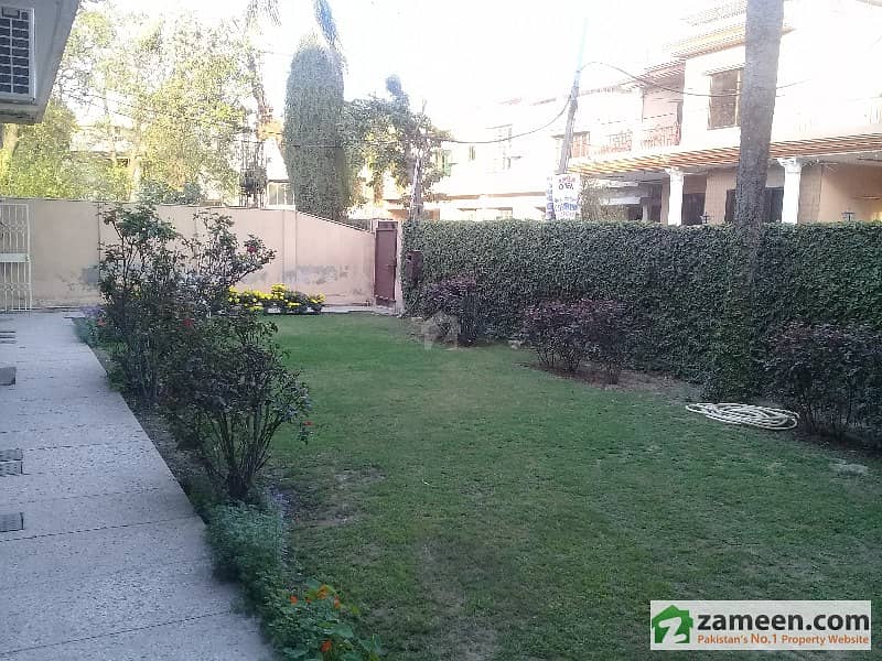 اَپر مال لاہور میں 5 کمروں کا 2 کنال مکان 9.5 کروڑ میں برائے فروخت۔