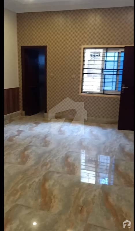 کشمیر روڈ سیالکوٹ میں 5 کمروں کا 7 مرلہ مکان 1.75 کروڑ میں برائے فروخت۔