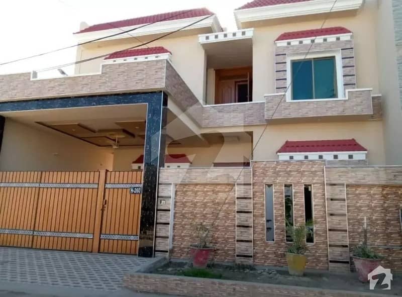 ٹیک ٹاؤن (ٹی این ٹی کالونی) ستیانہ روڈ فیصل آباد میں 5 کمروں کا 11 مرلہ مکان 1.8 کروڑ میں برائے فروخت۔