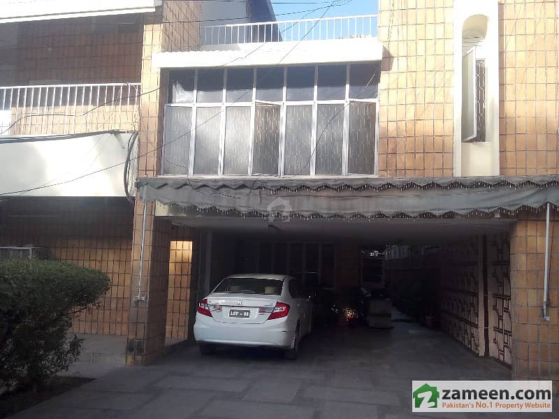 Gulberg Upper Portion For Rent  For Offices Use On Zafar Ali Road Lahore