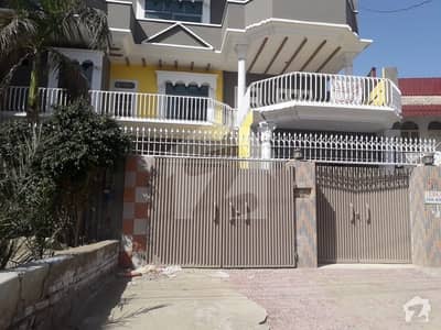 خیابان سرور ڈیرہ غازی خان میں 4 کمروں کا 10 مرلہ مکان 42 ہزار میں کرایہ پر دستیاب ہے۔