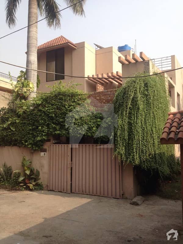شالیمار لاریکس کالونی مغلپورہ لاہور میں 5 کمروں کا 10 مرلہ مکان 3 کروڑ میں برائے فروخت۔