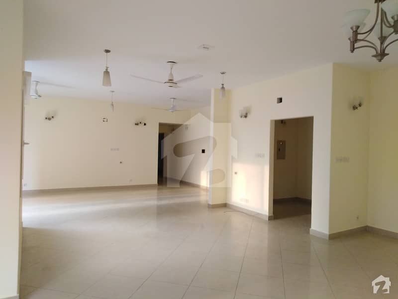 کلفٹن ۔ بلاک 5 کلفٹن کراچی میں 8 کمروں کا 4 کنال مکان 32 کروڑ میں برائے فروخت۔