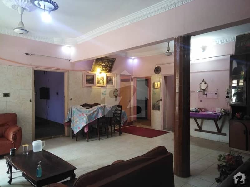 پی ای سی ایچ ایس بلاک 6 پی ای سی ایچ ایس جمشید ٹاؤن کراچی میں 11 کمروں کا 8 مرلہ مکان 5.25 کروڑ میں برائے فروخت۔