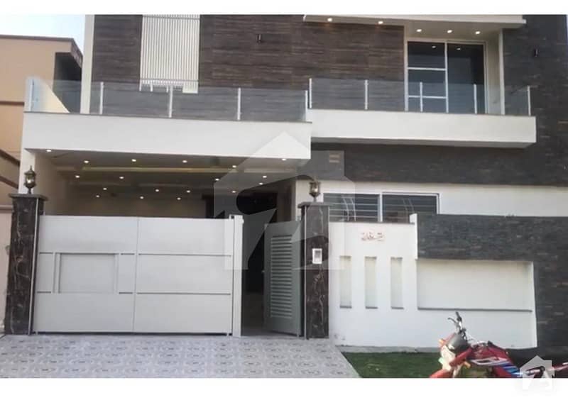 ٹیک ٹاؤن - بلاک بی ٹیک ٹاؤن (ٹی این ٹی کالونی) ستیانہ روڈ فیصل آباد میں 4 کمروں کا 8 مرلہ مکان 1.6 کروڑ میں برائے فروخت۔