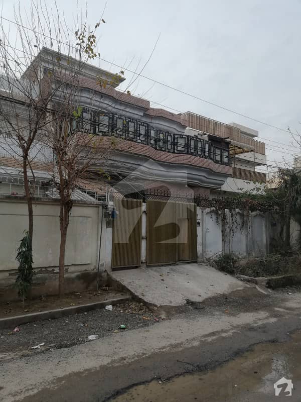 حیات آباد فیز 3 حیات آباد پشاور میں 6 کمروں کا 9 مرلہ مکان 2.25 کروڑ میں برائے فروخت۔