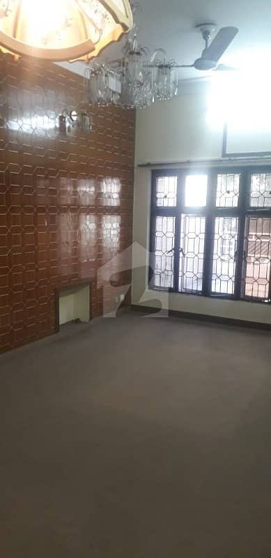 علامہ اقبال ٹاؤن لاہور میں 3 کمروں کا 10 مرلہ بالائی پورشن 35 ہزار میں کرایہ پر دستیاب ہے۔