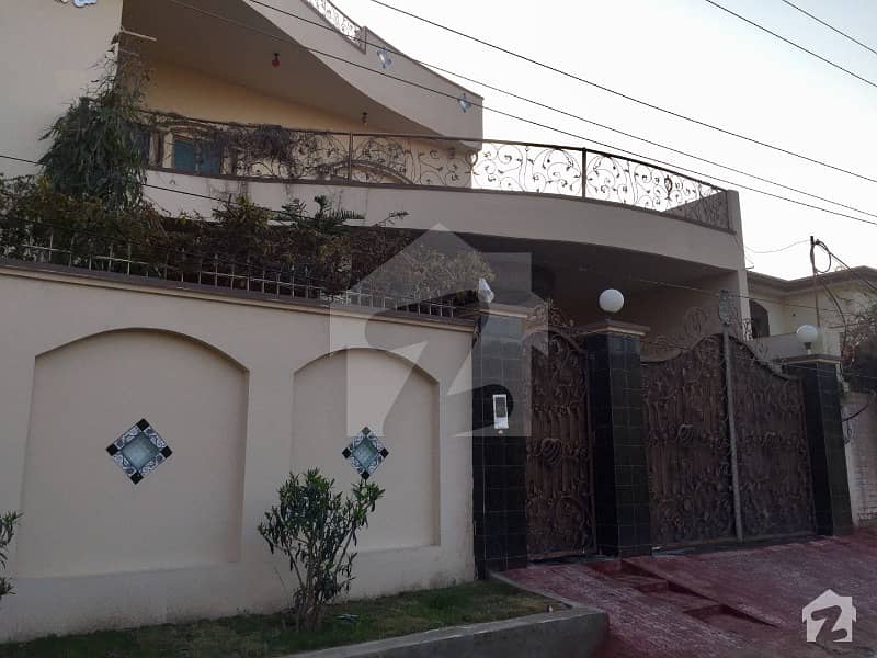 خیابان کالونی 3 فیصل آباد میں 6 کمروں کا 1.07 کنال مکان 2.5 کروڑ میں برائے فروخت۔