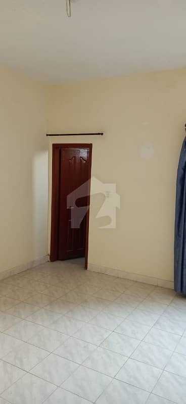 یونیورسٹی روڈ کراچی میں 4 کمروں کا 5 مرلہ مکان 1.25 کروڑ میں برائے فروخت۔
