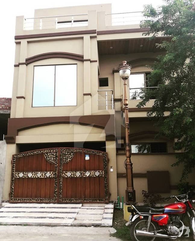 ایڈن بولیوارڈ ہاؤسنگ سکیم کالج روڈ لاہور میں 5 کمروں کا 5 مرلہ مکان 80 لاکھ میں برائے فروخت۔