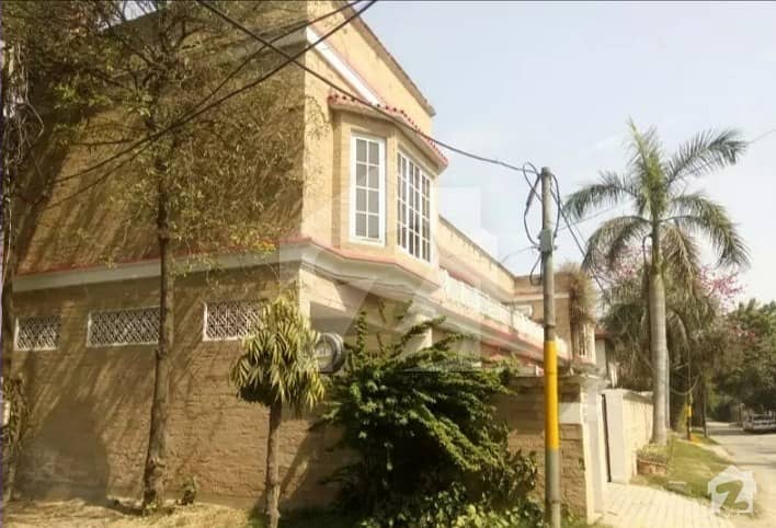 طفیل روڈ کینٹ لاہور میں 4 کمروں کا 15 مرلہ مکان 1.1 لاکھ میں کرایہ پر دستیاب ہے۔