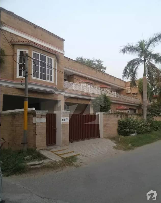طفیل روڈ کینٹ لاہور میں 4 کمروں کا 15 مرلہ مکان 1 لاکھ میں کرایہ پر دستیاب ہے۔