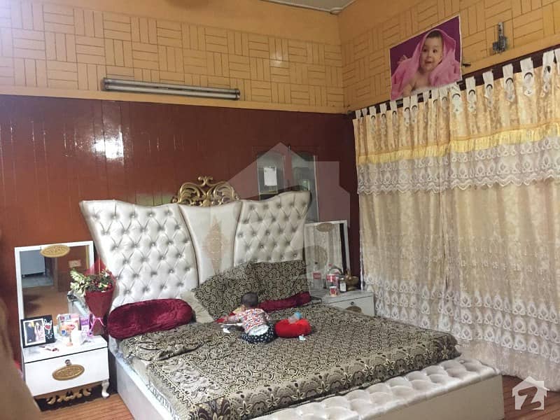 اچھرہ لاہور میں 5 کمروں کا 9 مرلہ مکان 2.35 کروڑ میں برائے فروخت۔