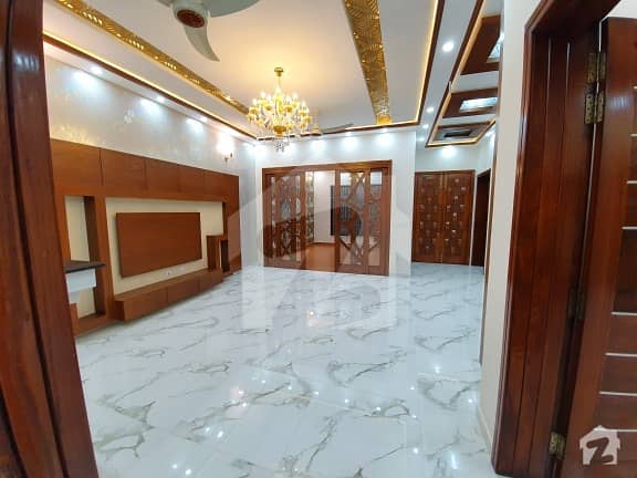 ویلینشیاء ہاؤسنگ سوسائٹی لاہور میں 5 کمروں کا 10 مرلہ مکان 2.25 کروڑ میں برائے فروخت۔