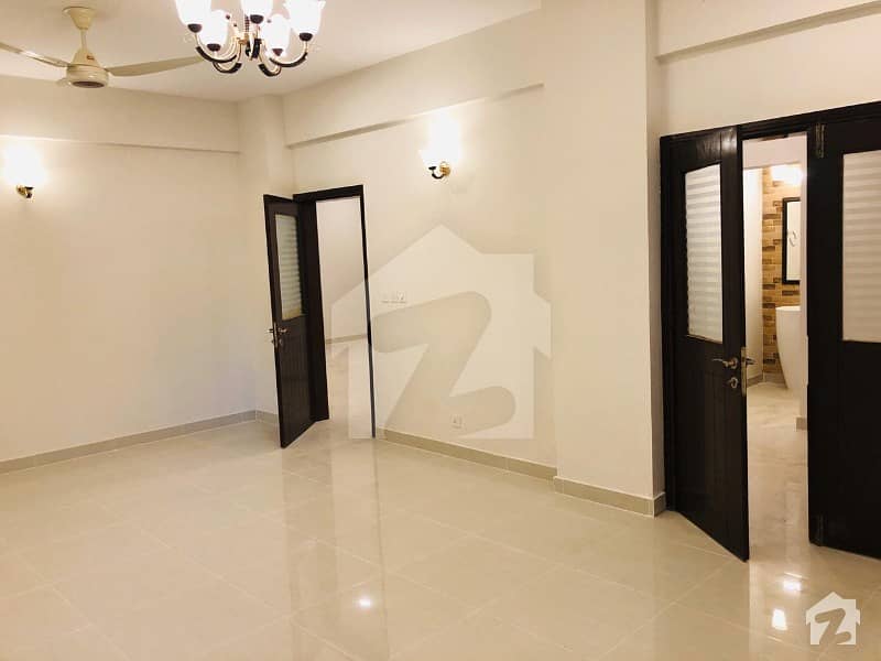 نیوی ہاؤسنگ سکیم کارساز کراچی میں 5 کمروں کا 19 مرلہ فلیٹ 6.85 کروڑ میں برائے فروخت۔
