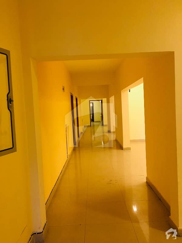 ایف ۔ 11 مرکز ایف ۔ 11 اسلام آباد میں 4 کمروں کا 11 مرلہ فلیٹ 1.3 لاکھ میں کرایہ پر دستیاب ہے۔