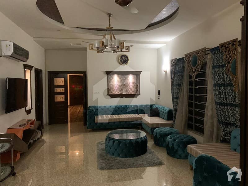 کینال پارک فیصل آباد میں 5 کمروں کا 13 مرلہ مکان 3.8 کروڑ میں برائے فروخت۔