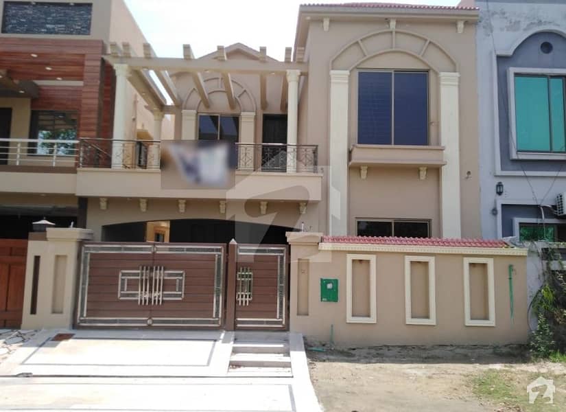 بحریہ نشیمن ۔ زِنیا بحریہ نشیمن لاہور میں 5 کمروں کا 8 مرلہ مکان 1.4 کروڑ میں برائے فروخت۔