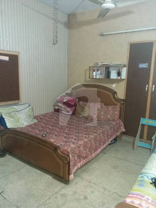 فردوس مارکیٹ گلبرگ لاہور میں 6 کمروں کا 5 مرلہ مکان 1.1 کروڑ میں برائے فروخت۔