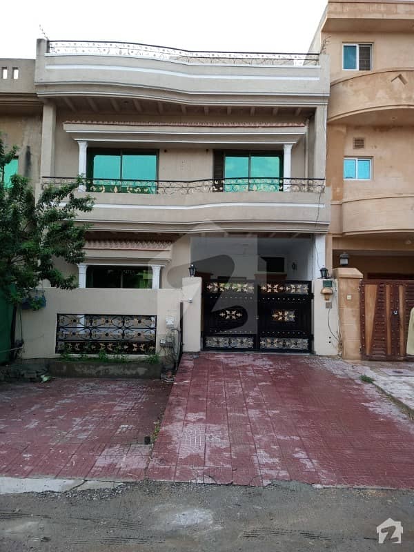 25x60, Triple Storey  House For Sale With 7 Bed