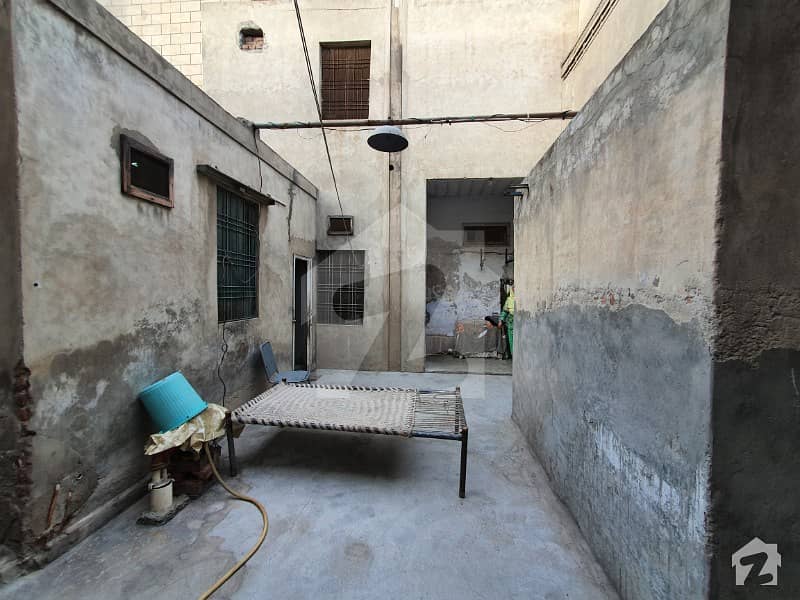 گلبرگ فیصل آباد میں 5 کمروں کا 8 مرلہ مکان 1.95 کروڑ میں برائے فروخت۔