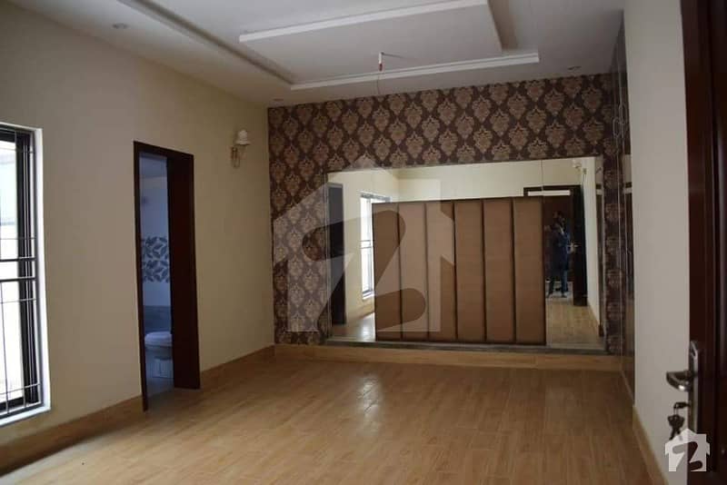 پی آئی اے ہاؤسنگ سکیم ۔ بلاک ای پی آئی اے ہاؤسنگ سکیم لاہور میں 5 کمروں کا 10 مرلہ مکان 1.8 کروڑ میں برائے فروخت۔