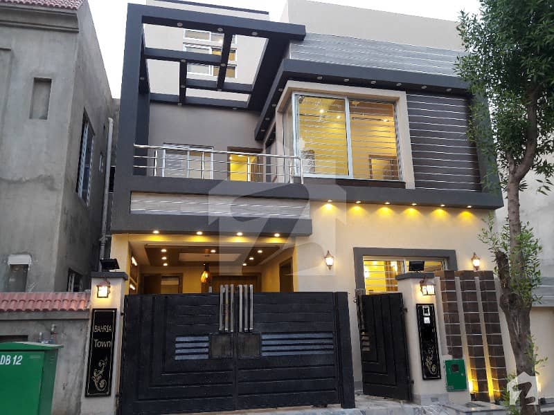 بحریہ ٹاؤن ۔ بلاک اے اے بحریہ ٹاؤن سیکٹرڈی بحریہ ٹاؤن لاہور میں 3 کمروں کا 5 مرلہ مکان 1.3 کروڑ میں برائے فروخت۔
