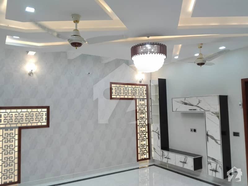 بحریہ ٹاؤن رفیع بلاک بحریہ ٹاؤن سیکٹر ای بحریہ ٹاؤن لاہور میں 5 کمروں کا 10 مرلہ مکان 2.3 کروڑ میں برائے فروخت۔