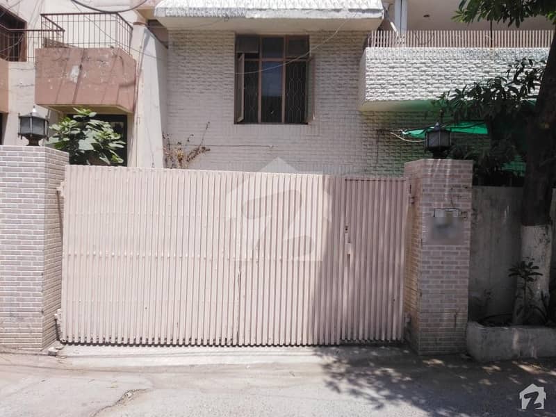 کیولری ایکسٹینشن لاہور میں 4 کمروں کا 13 مرلہ مکان 2.2 کروڑ میں برائے فروخت۔