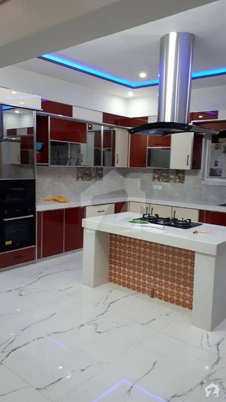 خیابانِ گارڈنز فیصل آباد میں 5 کمروں کا 15 مرلہ مکان 3.25 کروڑ میں برائے فروخت۔