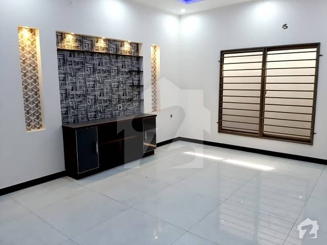 خیابانِ گارڈنز فیصل آباد میں 5 کمروں کا 11 مرلہ مکان 2.5 کروڑ میں برائے فروخت۔