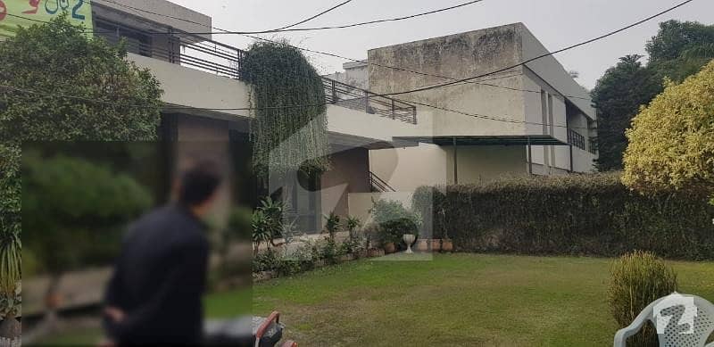 مسلم ٹاؤن لاہور میں 7 کمروں کا 2 کنال مکان 5 لاکھ میں کرایہ پر دستیاب ہے۔
