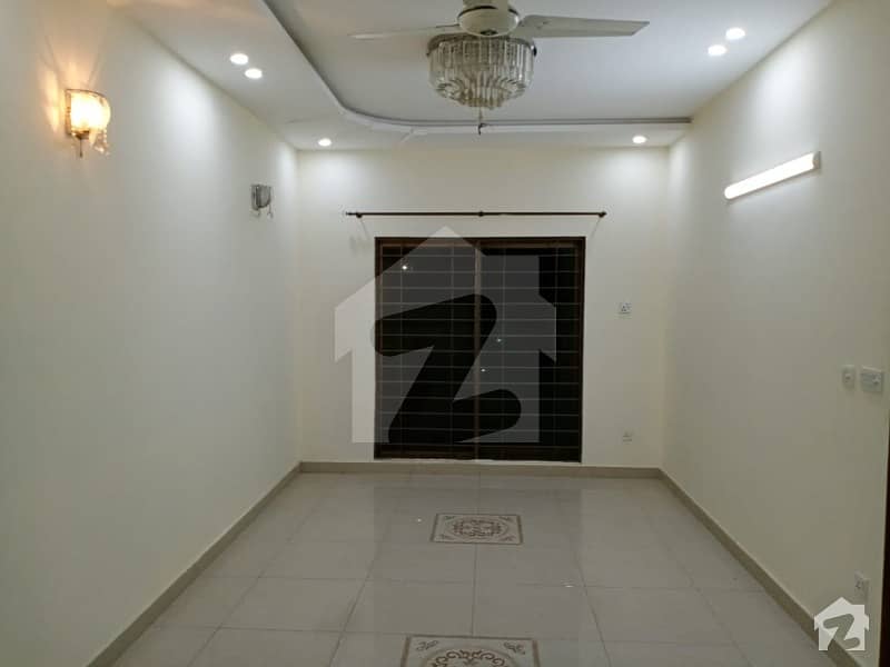 کیولری گراؤنڈ لاہور میں 5 کمروں کا 8 مرلہ مکان 72 ہزار میں کرایہ پر دستیاب ہے۔