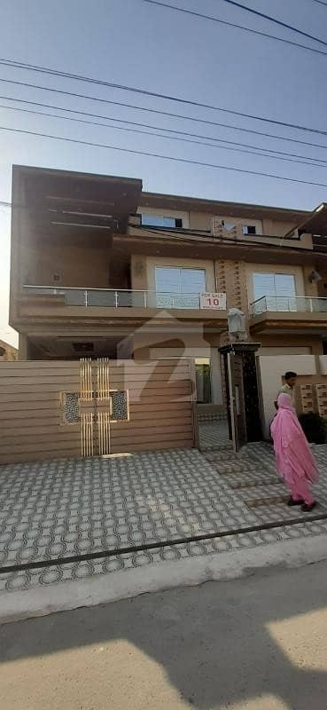 پی آئی اے ہاؤسنگ سکیم لاہور میں 6 کمروں کا 10 مرلہ مکان 2.32 کروڑ میں برائے فروخت۔