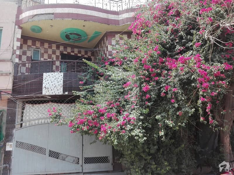 پاک پارک لاہور میں 2 کمروں کا 5 مرلہ بالائی پورشن 12 ہزار میں کرایہ پر دستیاب ہے۔