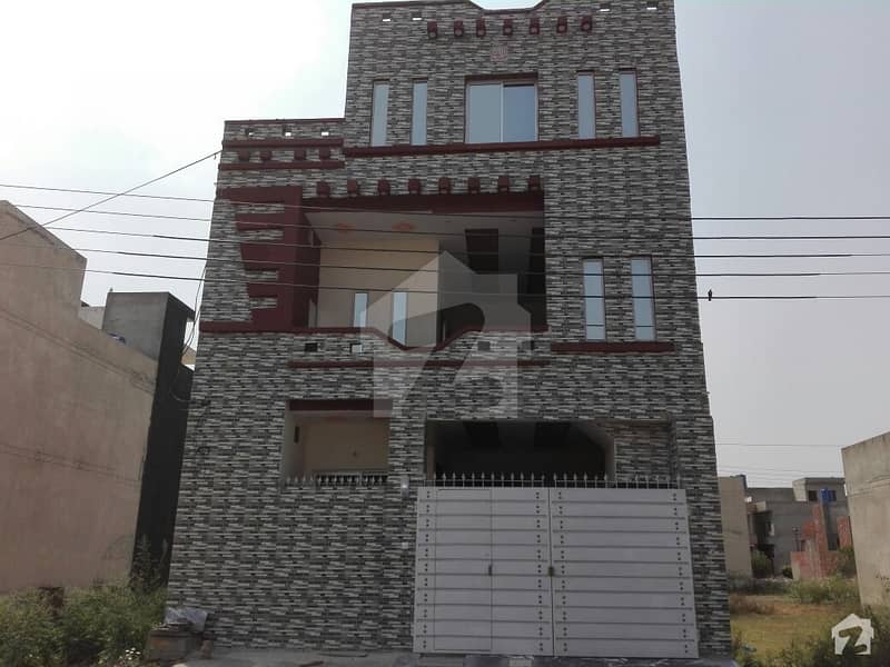 ایڈن بولیوارڈ - بلاک بی ایڈن بولیوارڈ ہاؤسنگ سکیم کالج روڈ لاہور میں 4 کمروں کا 5 مرلہ مکان 95 لاکھ میں برائے فروخت۔