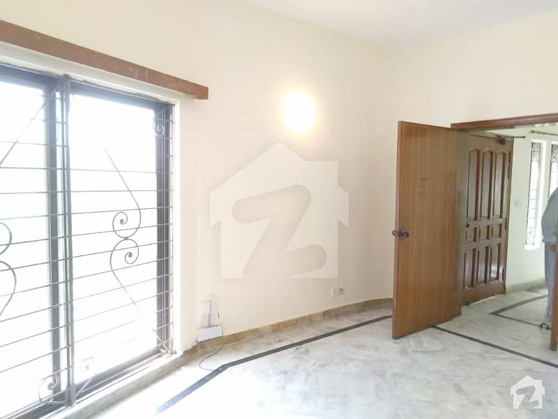 1 Kanal Upper Portion With 3 Bedrooms House Having Near By All Facilities Like Masjid Park Main Road For The Necessities Of Life