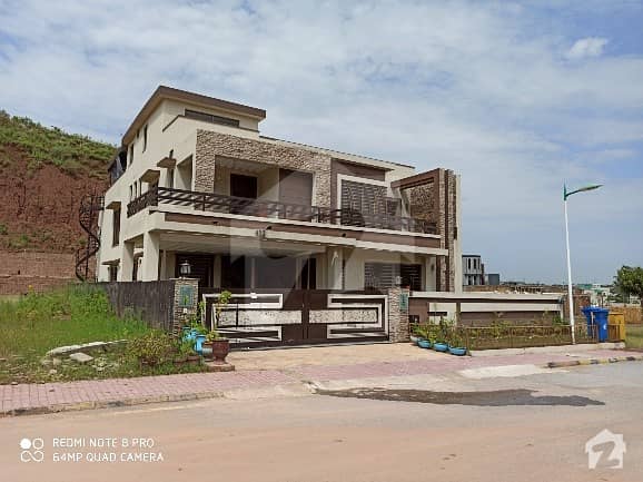 بحریہ ٹاؤن فیز 8 بحریہ ٹاؤن راولپنڈی راولپنڈی میں 6 کمروں کا 1 کنال مکان 5.25 کروڑ میں برائے فروخت۔