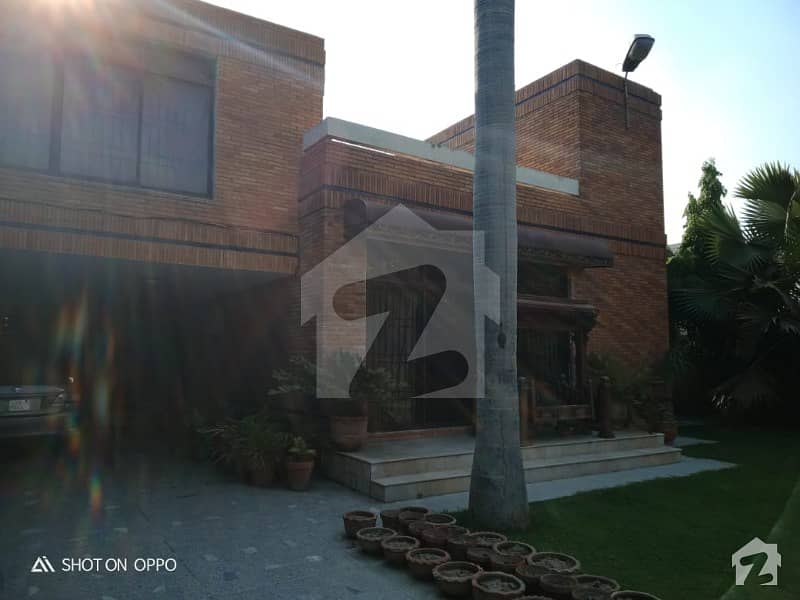 نثار کالونی کینٹ لاہور میں 5 کمروں کا 2 کنال مکان 2.9 لاکھ میں کرایہ پر دستیاب ہے۔