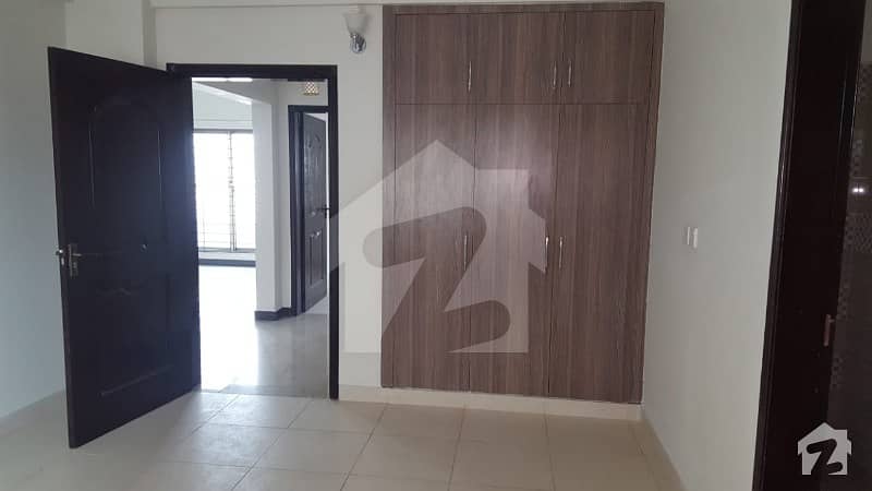 Askari 10 Facing Park 5th Floor Flat Three Beds Huge Tv Lounge Available For Rent
