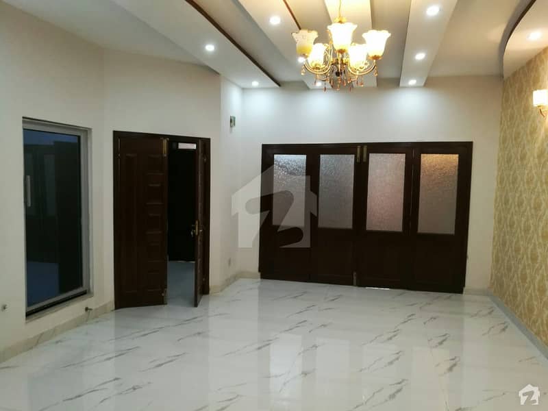 ایڈن بولیوارڈ ہاؤسنگ سکیم کالج روڈ لاہور میں 5 کمروں کا 8 مرلہ مکان 1.35 کروڑ میں برائے فروخت۔
