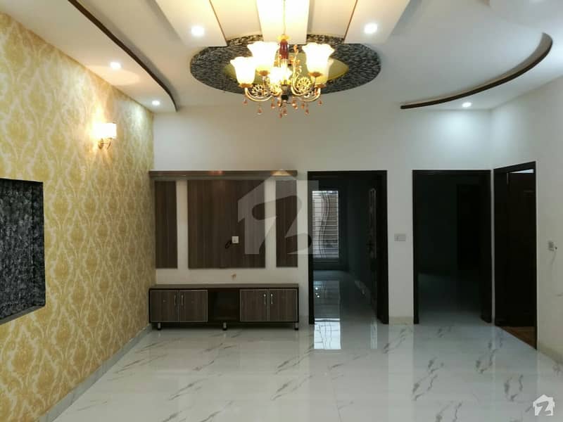 ایڈن بولیوارڈ ہاؤسنگ سکیم کالج روڈ لاہور میں 5 کمروں کا 8 مرلہ مکان 1.4 کروڑ میں برائے فروخت۔